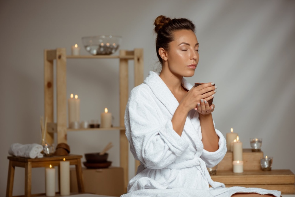 <a href="https://ru.freepik.com/free-photo/young-woman-holding-tea-cup-relaxing-in-spa-salon_8224535.htm#fromView=search&page=2&position=27&uuid=74b2437a-b669-4723-b7a4-5ca78b52d482">Изображение от cookie_studio на Freepik</a>