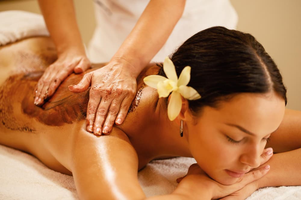 closeup-therapist-massaging-woman-s-back-during-hot-chocolate-spa-treatment-min.jpg